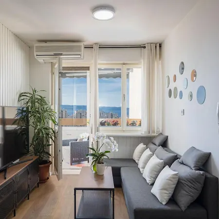 Tranquil Retreat W/ Balcony Sea View & Workspace شقة *