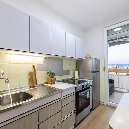 Tranquil Retreat W/ Balcony Sea View & Workspace شقة سبليت