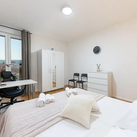 Tranquil Retreat W/ Balcony Sea View & Workspace 아파트