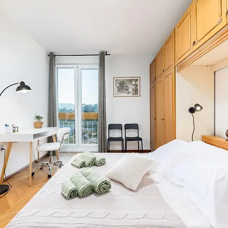 Tranquil Retreat W/ Balcony Sea View & Workspace 公寓