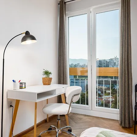 Tranquil Retreat W/ Balcony Sea View & Workspace شقة *